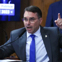 Flávio Bolsonaro visitou Daniel Vorcaro após prisão de banqueiro