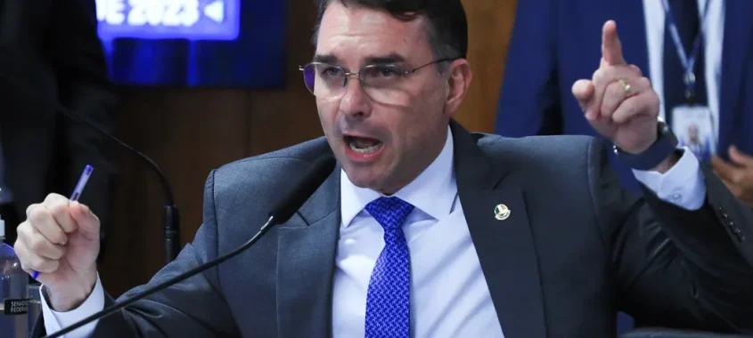 Flávio Bolsonaro visitou Daniel Vorcaro após prisão de banqueiro