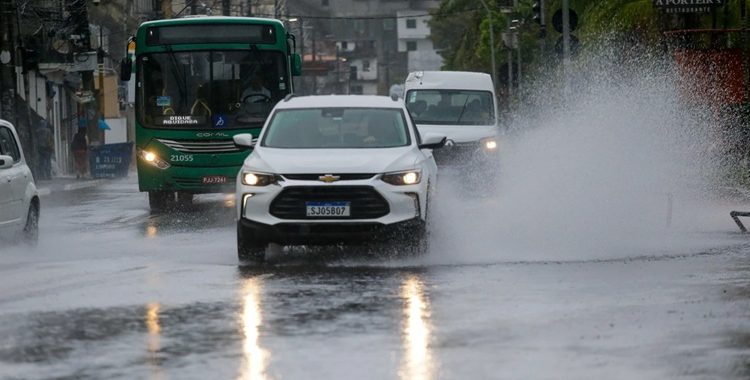 Inmet emite alerta de chuvas para Salvador e outras 115 cidades da Bahia