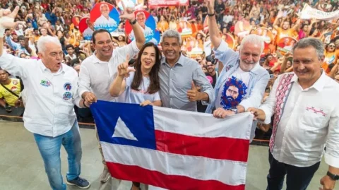 Jerônimo demostra força em Feira de Santana e reúne mais de 20 prefeitos no território