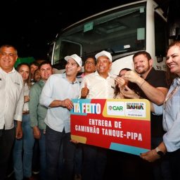 Jerônimo turbina agro no interior com entrega de tratores, máquinas e equipamentos em Jequié