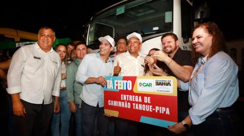 Jerônimo turbina agro no interior com entrega de tratores, máquinas e equipamentos em Jequié