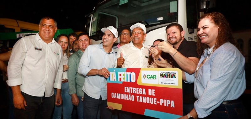 Jerônimo turbina agro no interior com entrega de tratores, máquinas e equipamentos em Jequié