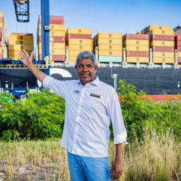 Navio com peças da obra da Ponte Salvador-Itaparica chega ao Porto de Salvador