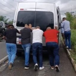 Pane em veículo faz vereadores de Dário Meira empurrarem van na BR-324
