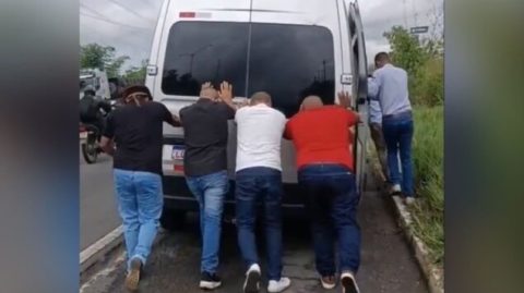 Pane em veículo faz vereadores de Dário Meira empurrarem van na BR-324