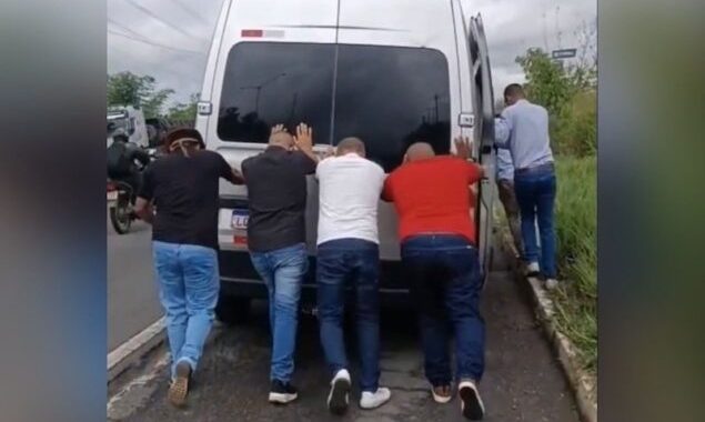 Pane em veículo faz vereadores de Dário Meira empurrarem van na BR-324