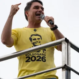 Parlamentares pedem prisão de Flávio Bolsonaro e abertura de CPI após revelação sobre relação com Banco Master