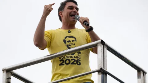 Parlamentares pedem prisão de Flávio Bolsonaro e abertura de CPI após revelação sobre relação com Banco Master