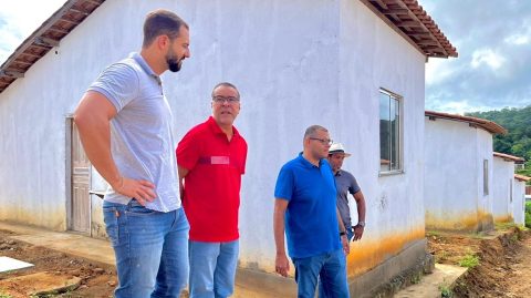 Ibirataia: Prefeito Sandro Futuca realiza visita técnica às 61 Casas Populares