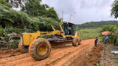  Ibirataia: Prefeitura intensifica recuperação de estradas vicinais na região dos Dois Tanques
