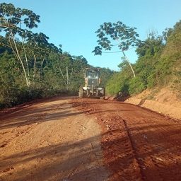 Ibirataia: Prefeitura realiza patrolamento e cascalhamento na estrada das Três Barras às Sete Voltas