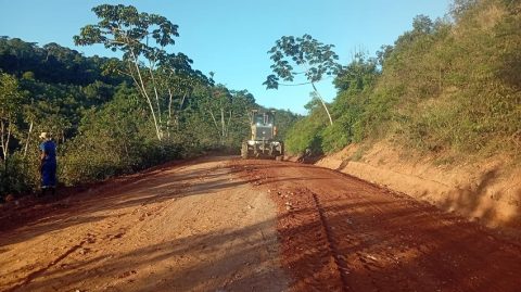 Ibirataia: Prefeitura realiza patrolamento e cascalhamento na estrada das Três Barras às Sete Voltas
