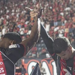 Vitória goleia Coritiba e se aproxima do G5 na tabela do Brasileirão