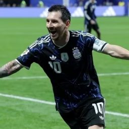 De virada, Argentina vence Inglaterra e garante vaga na final da Copa do Mundo