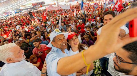 Jerônimo reúne multidão e 33 prefeitos e ex-prefeitos em demonstração de força política no PGP de Bom Jesus da Lapa