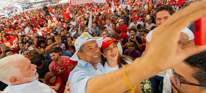 Jerônimo reúne multidão e 33 prefeitos e ex-prefeitos em demonstração de força política no PGP de Bom Jesus da Lapa